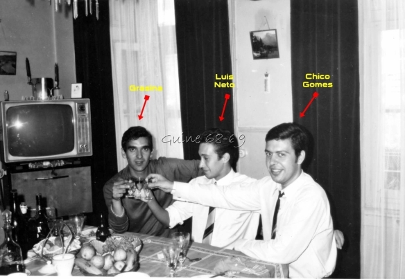 Tínhamos uma amizade forte. Da esq. para a direira: Greazina (motorista do Comandante, Luís Neto ao meio e eu à direita, em minha casa num almoço quando viemos de férias à Metrópole em 1968